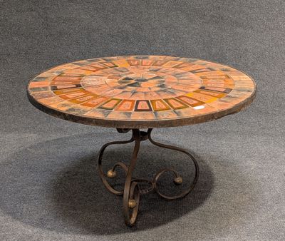 une image représentant une table ornée d'un motif en mosaïque