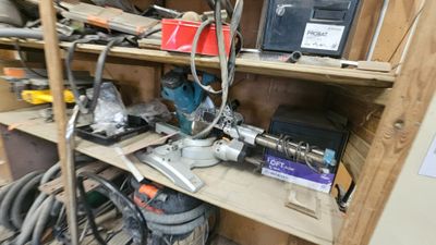 de nombreux outils sur les étagères du garage
