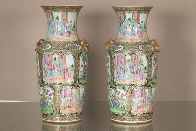deux vases posés sur une table en verre