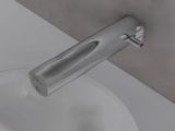 un robinet fixé à un lavabo dans une salle de bains