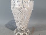 un vase en verre avec un motif sur une table