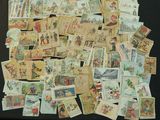 une pile de vieilles cartes postales sur une table