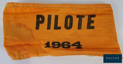 a close up of a flag with the word pilote on it
