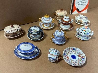un grand nombre de tasses à thé et de soucoupes posées sur une table