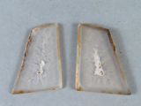 paire de boucles d'oreilles en agate druzy blanche rehaussées de touches dorées