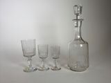 trois verres et une carafe posés sur une table
