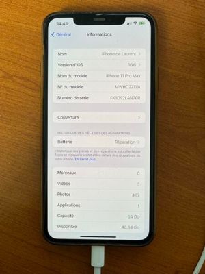 un téléphone portable branché à un chargeur posé sur une table