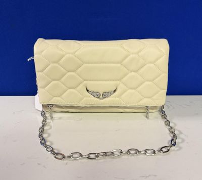 un sac à main blanc matelassé muni d'une bandoulière en chaîne