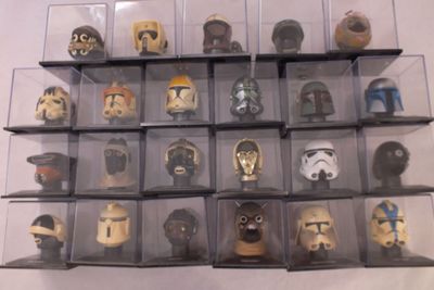 beaucoup de figurines Star Wars dans la vitrine