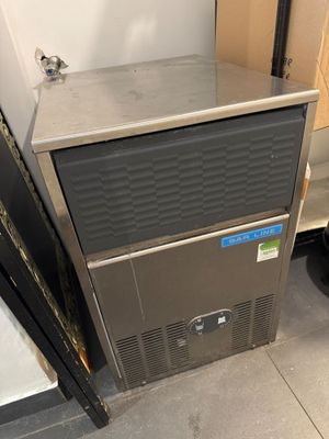 une petite machine qui se trouve dans le coin d'une pièce