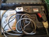 une boîte contenant une perceuse et d'autres outils