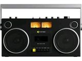 une radio posée sur une table