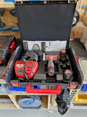 une boîte à outils contenant des outils, posée sur une palette