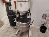 une image d'une cuisine avec un mixeur à l'intérieur