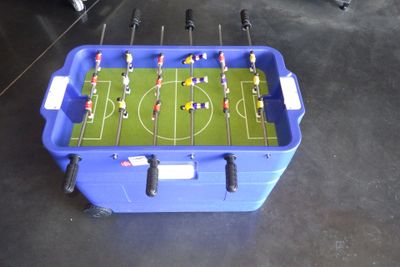 une glacière bleue avec un terrain de foot à l'intérieur