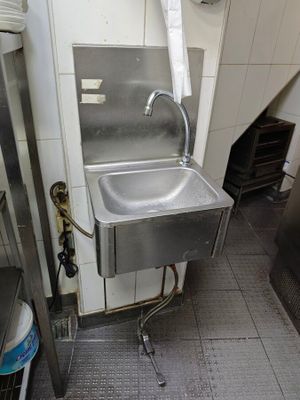 un évier en acier inoxydable dans le coin d'une cuisine
