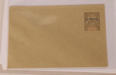une vieille enveloppe timbrée posée sur une table