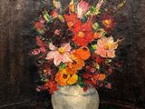 tableau représentant un vase de fleurs posé sur une table, sur fond sombre