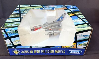 une boîte contenant une maquette d'avion de chasse