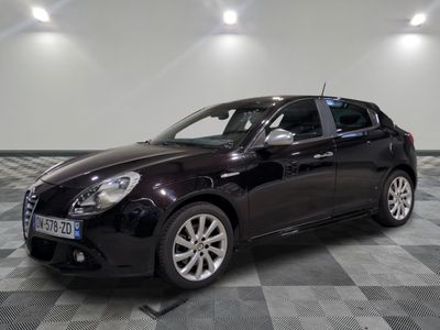 la photo d'une voiture noire sur un sol en damier