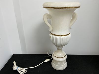un vase blanc posé sur une table noire