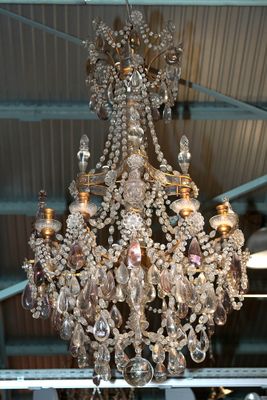Grand lustre de style Louis XVI  à huit bras de lumière et lumières in