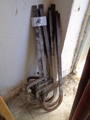 un tas de vieux outils posé par terre près d'un mur