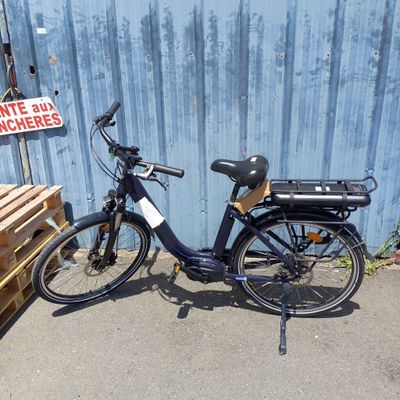 un vélo garé près d'un mur bleu