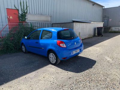 une petite voiture bleue garée devant un bâtiment