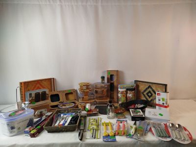 une table sur laquelle se trouvent de nombreux objets