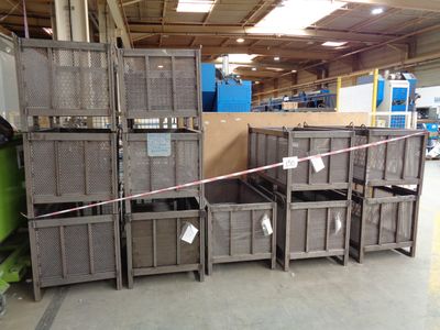 de nombreuses caisses empilées dans un entrepôt