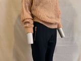 une photo d'un mannequin portant un pull et un pantalon