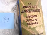 un livre posé sur une table à côté d'une boîte