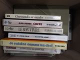 plusieurs livres empilés dans une boîte