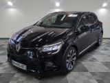 la photo d'une voiture noire garée sur un sol en damier