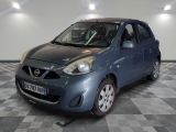 la photo d'une petite voiture bleue garée dans un garage