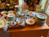 de nombreuses assiettes et tasses posées sur une table dans un magasin