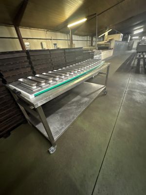 un tapis roulant au milieu d'une grande pièce
