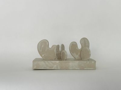 une sculpture représentant trois oiseaux perchés sur un bloc de marbre