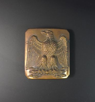 une image représentant une assiette en or ornée d'un aigle