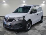la camionnette blanche est garée dans une pièce au sol en damier