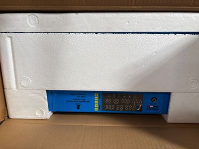 une boîte contenant un appareil électronique bleu