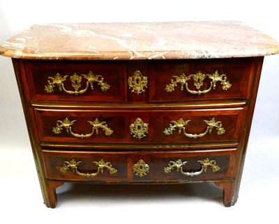 une commode au plateau en marbre avec des poignées en laiton