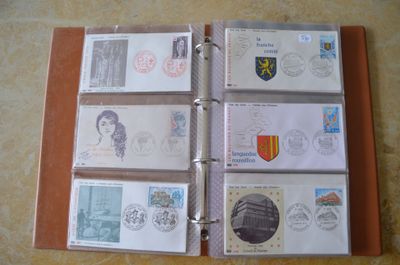 beaucoup de timbres à l'intérieur d'un classeur