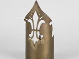bougeoir en laiton orné d'un motif de fleurs de lys