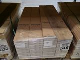 Plusieurs caisses en bois sont empilées sur une palette dans un magasin