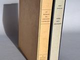 deux livres posés l'un sur l'autre sur une table