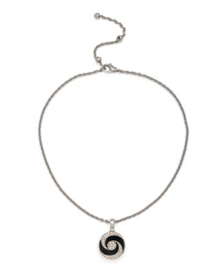 un collier noir et blanc orné d'un motif en spirale sur une chaîne