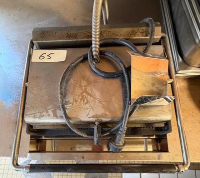 une machine posée sur le sol de la cuisine