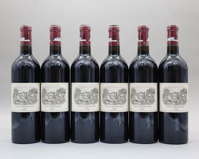 six bouteilles de vin rouge alignées sur une table